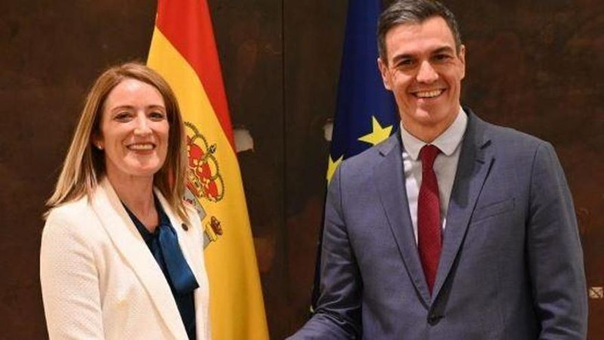 La presidenta de la Eurocámara, Roberta Metsola, (Izq) y el presidente del Gobierno, Pedro Sánchez, (Dcha) durante una reunión en Madrid.