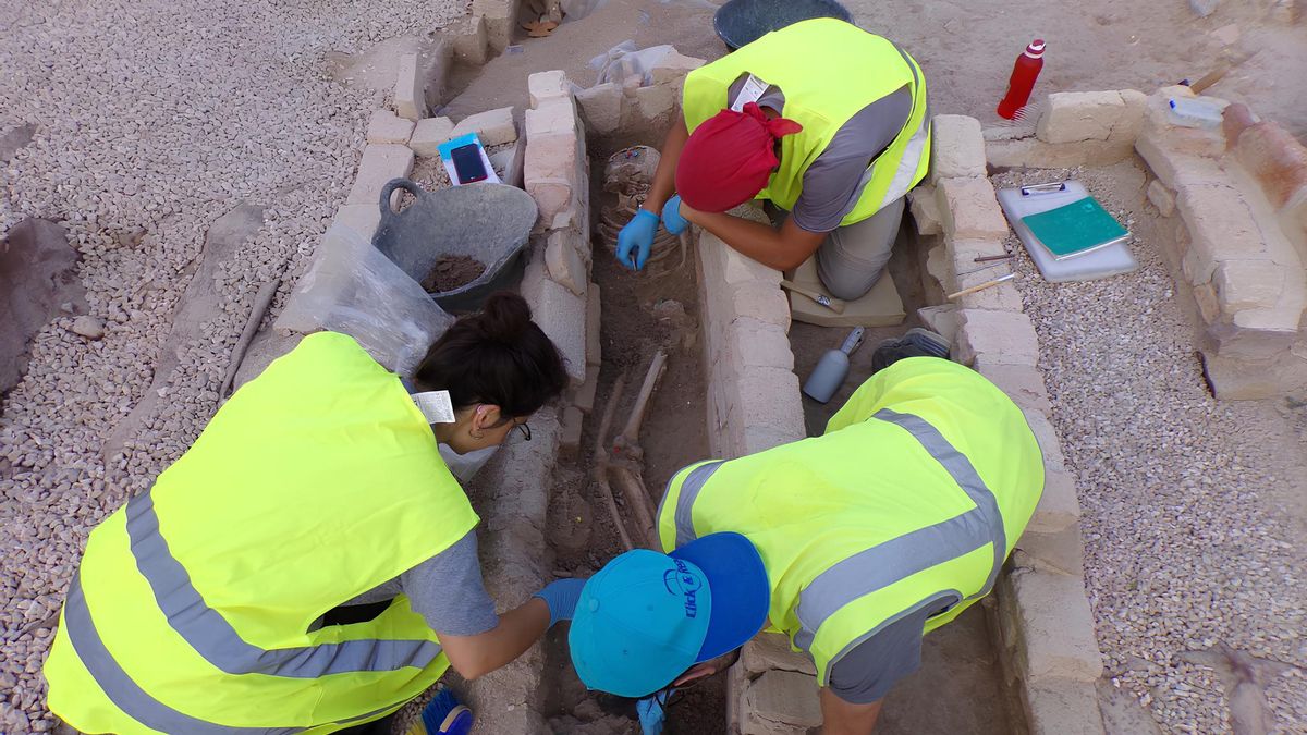 Arqueólogos trabajan en la recuperación de restos óseos humanos en el yacimiento de San Esteban.