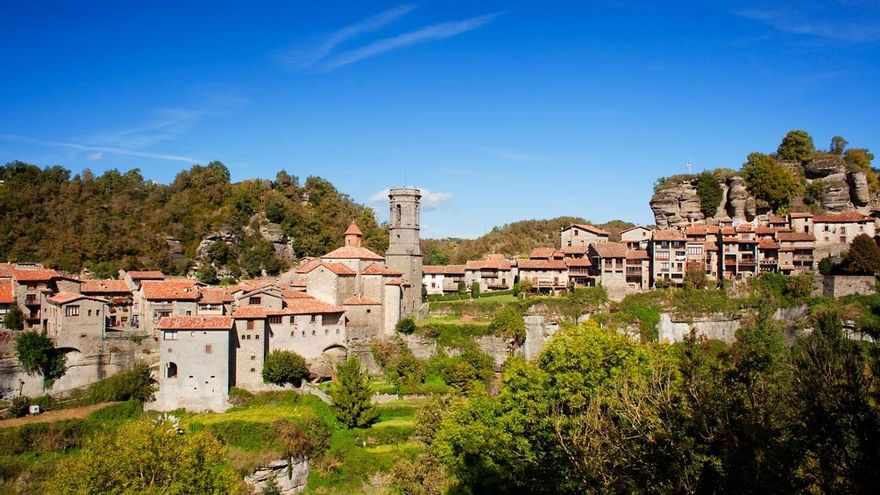 Ni Tossa de Mar ni Besalú: el bonito pueblo medieval que tiene un puente colgante y la cascada más alta de Catalunya
