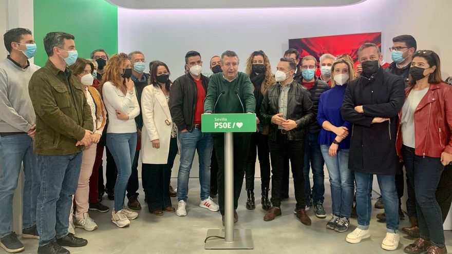 Archivo - El alcalde de La Rinconada, Javier Fernández, en el centro