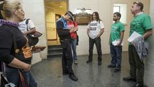 Un agente identifica a los miembros de la Asamblea contra la Especulación que asistieron a la reunión con Lacalle.