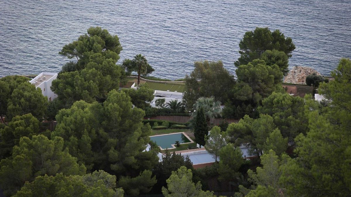 Piscinas, jardines y grandes terrazas: estas fincas a ras de mar han construido sus zonas de recreo sin respetar la servidumbre marítima.