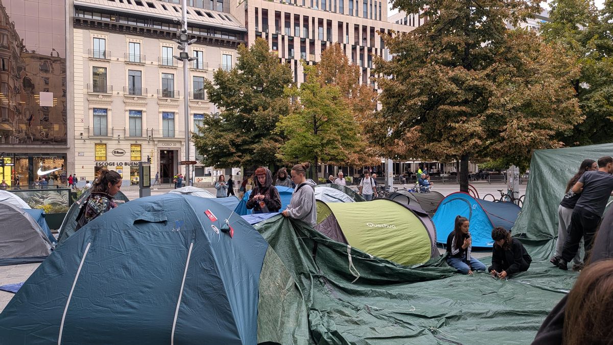 Las personas acampadas en Zaragoza colocan lonas en previsión de las lluvias de esta tarde