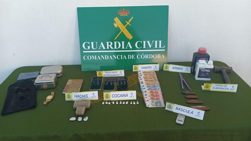 La Guardia Civil detiene a dos personas e investiga a otra dos por vender cocaína, hachís y marihuana