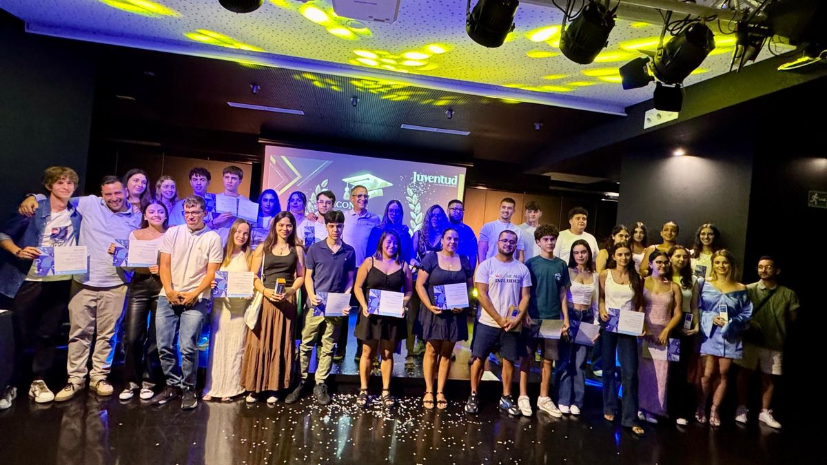 Acto de entrega  de las distinciones a las matrículas de honor, así como diplomas de mención honorífica y de esfuerzo al alumnado de los institutos José María Pérez Pulido y Eusebio Barreto Lorenzo.