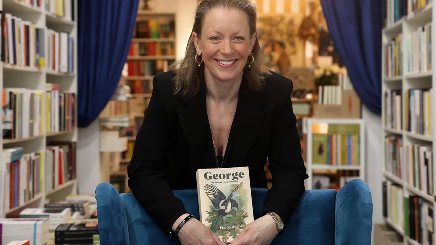 Cómo cambió la vida de la escritora y pintora Frieda Hughes el día que salvó a la urraca George