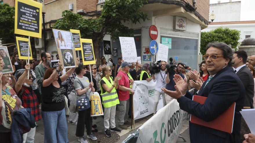 Concentración convocada por la coordinadora Extremeña de ONGD para denunciar que el acuerdo de gobierno entre PP y Vox supone el desmantelamiento por completo de la cooperación al desarrollo en la región