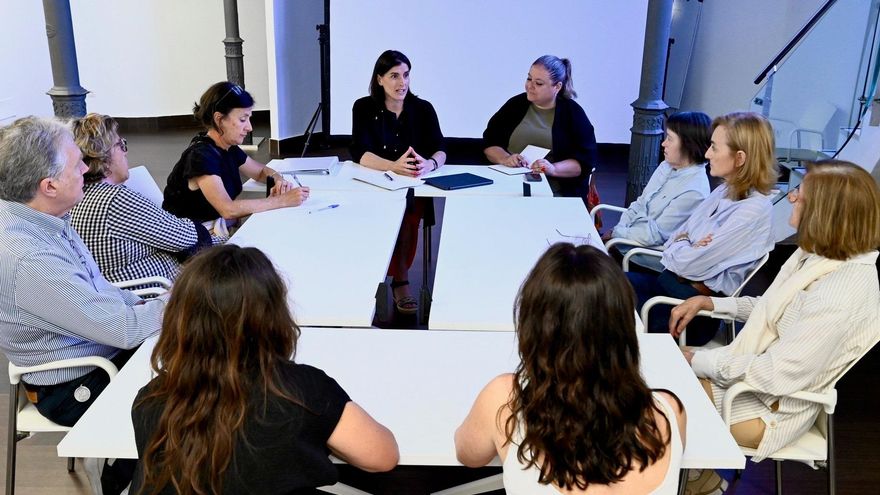 La alcaldesa de Santander, Gema Igual, con vecinos de El Sardinero