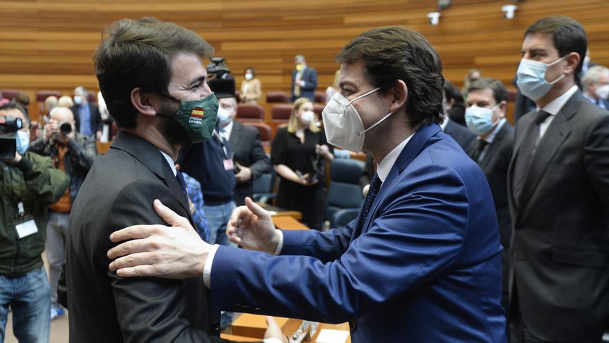El presidente en funciones de la Junta de Castilla y León, Alfonso Fernández Mañueco (d), saluda al candidato de Vox a la presidencia , Juan García-Gallardo (i), tras el pleno de constitución del parlamento regional.