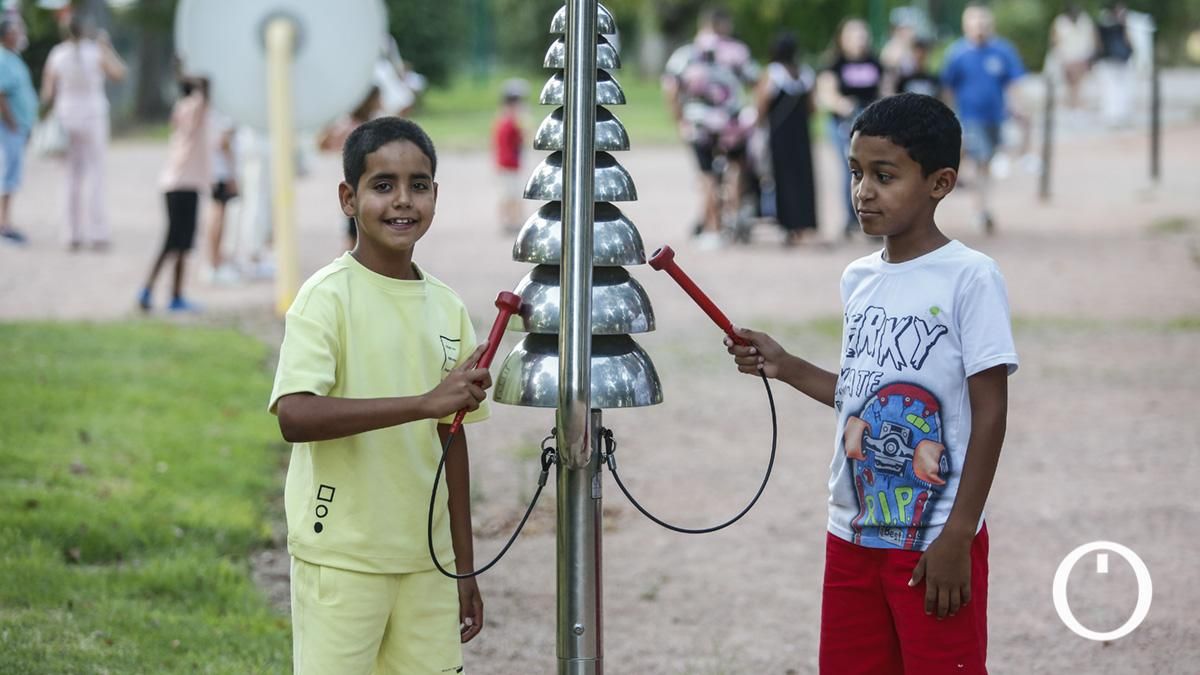 Niños saharauis del programa 'Vacaciones en paz' visitan la Ciudad de los Niños.
