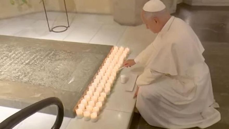 El Papa León XIV ante la tumba de Antonio Gaudí en la Sagrada Família de Barcelona, a 10 de junio de 2026