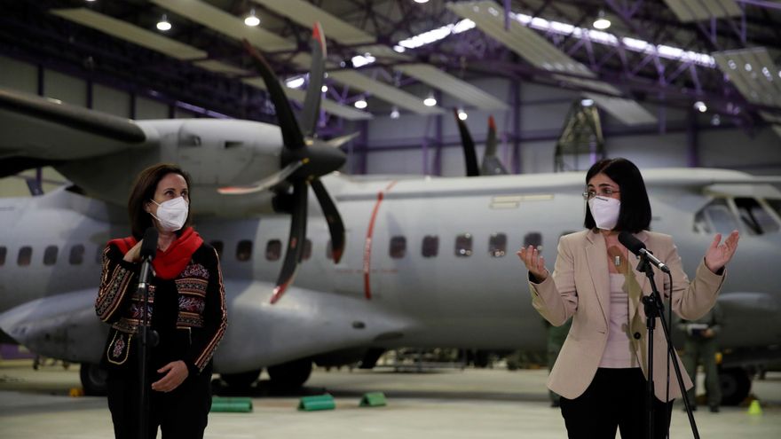 Las ministras de Defensa, Margarita Robles (i), y de Sanidad, Carolina Darias (d), en su visita este jueves a la base aérea de Getafe. EFE/Juan Carlos Hidalgo