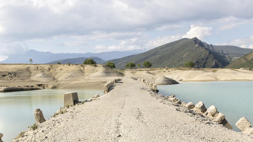 Puente de Mediano cuando baja el nivel de agua