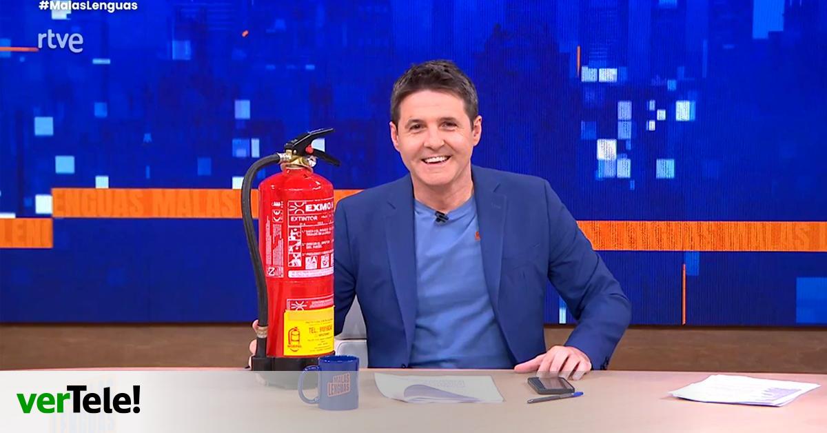 RTVE
Cintora responde a Vox con un extintor contra su lanzallamas: “A estos se les va la fuerza por la boca”