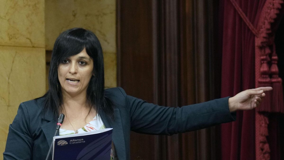 La líder de Aliança Catalana, Silvia Orriols, durante la sesión de control al gobierno catalán en el último pleno del Parlament antes del parón veraniego.