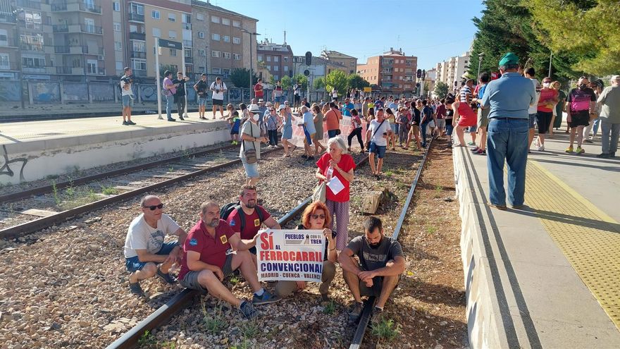 Manifestantes dando su adiós en la estación de Cuenca