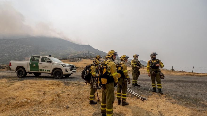 Bomberos precarios y con retenes incompletos luchan contra los megaincendios: “Estamos agotados”