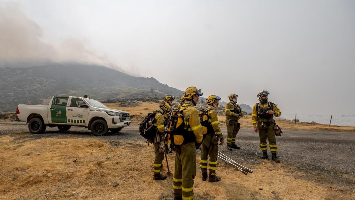 Bomberos precarios luchan contra los megaincendios en España: “Estamos agotados”