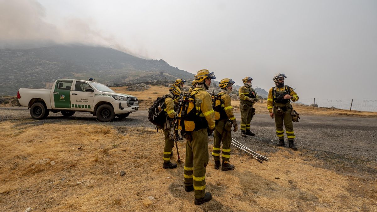 Bomberos precarios y con retenes incompletos luchan contra los megaincendios: “Estamos agotados”