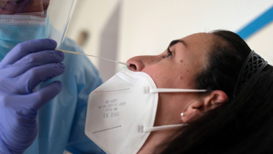 Un trabajador sanitario realiza una prueba PCR. EFE/ Brais Lorenzo/Archivo