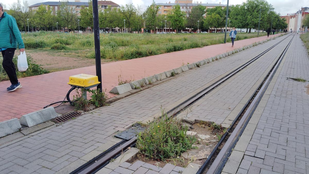 Desperfectos en las arquetas del paseo del tranvía de Feve.