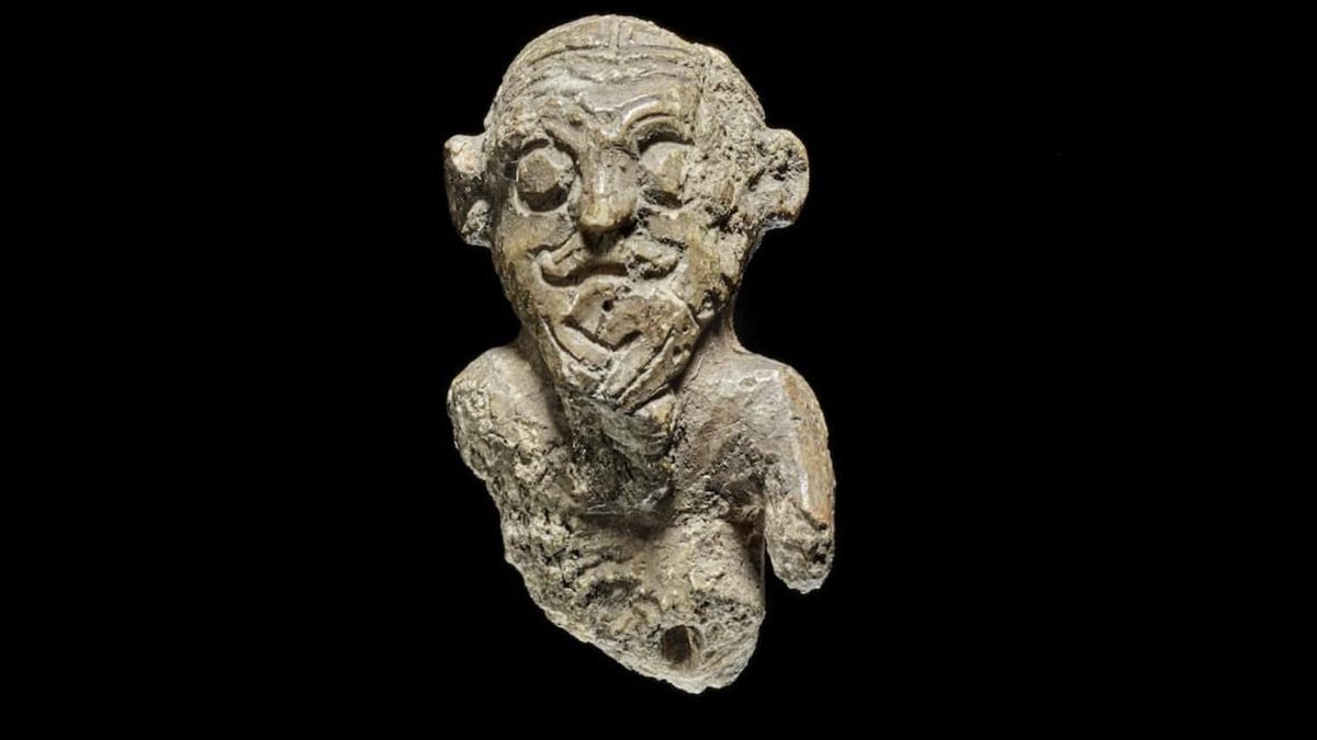 La pieza de marfil de morsa, parte de un antiguo juego de mesa, apareció en una tumba del fiordo de Oslo