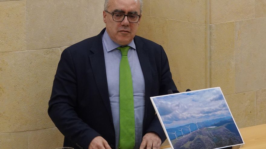 El portavoz del PRC, Pedro Hernando, mostró en el Pleno del Parlamento una simulación del impacto del parque eólico Piruquito.