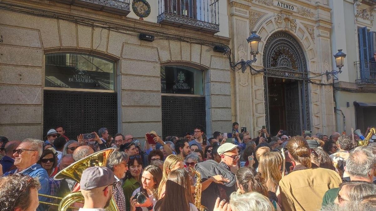 La llegada de los músicos al Ateneo, donde han sido celebrados por su nueva casa antes de desplazarse a su local actual, en la calle Santa Isabel.