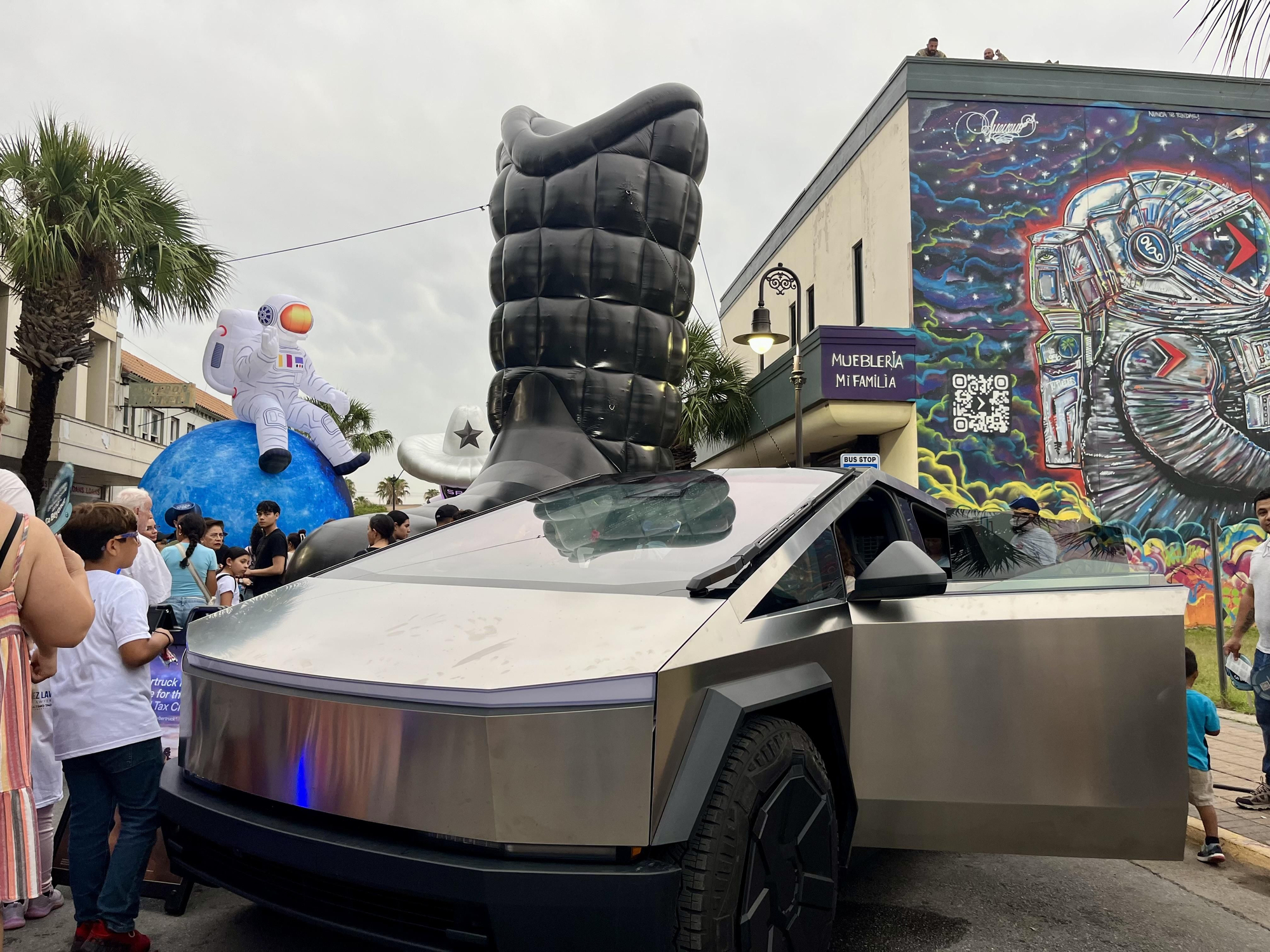 Una camioneta Cybertruck, fabricado por Tesla, durante el festival SpaceFest, en Brownsville (EE.UU.). 