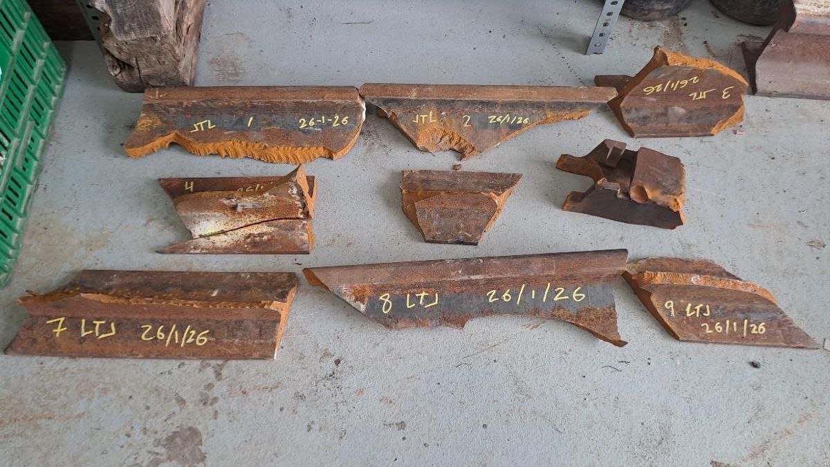 Soldaduras del accidente de Adamuz recogidas por personal de Adif, que no son las del tramo que se fracturó provocando el descarrilamiento.