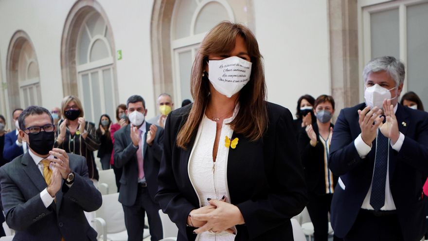Laura Borràs, la aspirante que presentaba JxCat, aplaudida por sus compañeros tras ser elegida este viernes nueva presidenta del Parlament. EFE/ Quique García