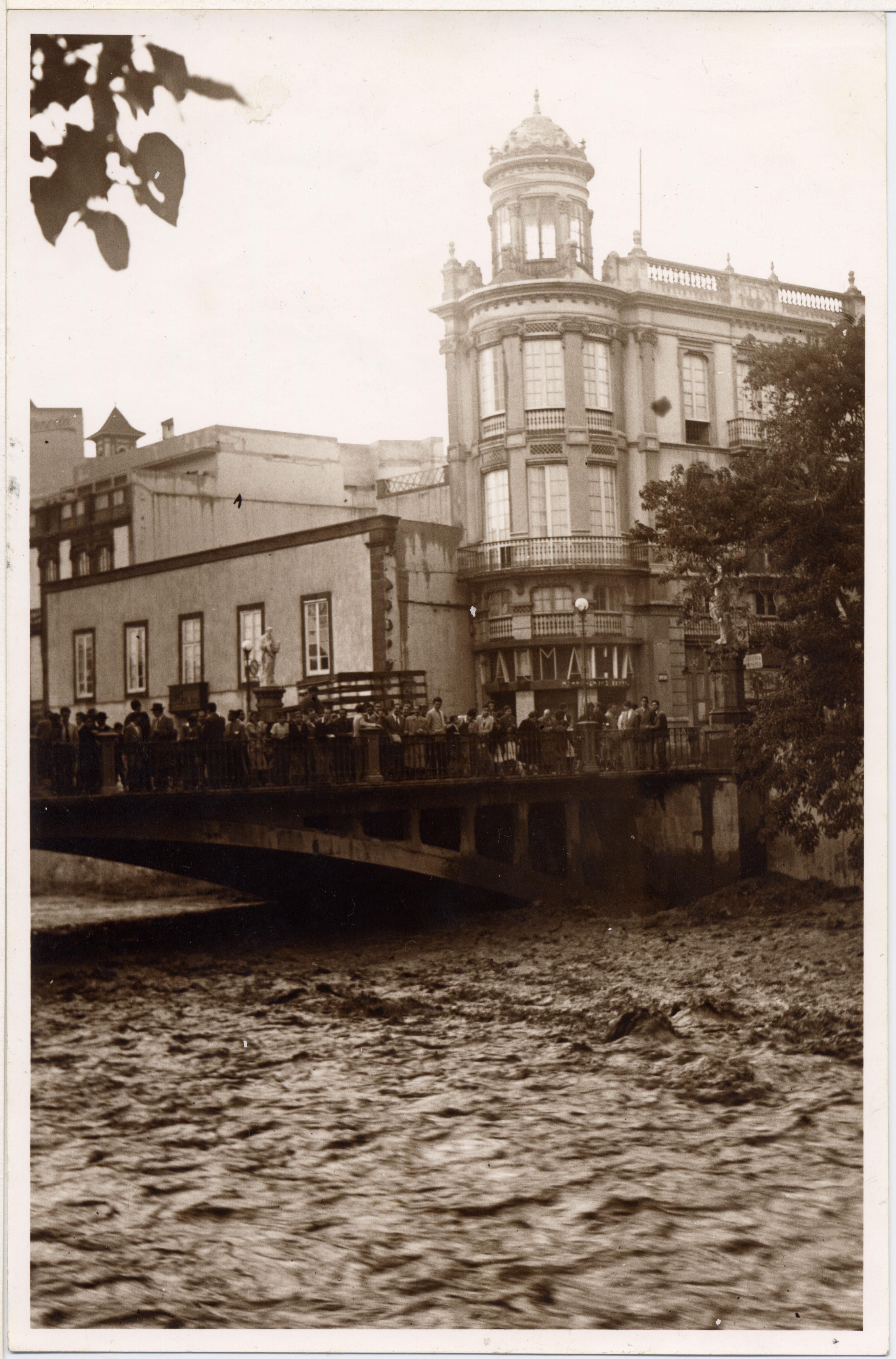 Puente llamado popularmente 'de piedra', con un solo ojo, de cemento arenado entre 1935 y 1940. Vegueta, Gran Canaria.