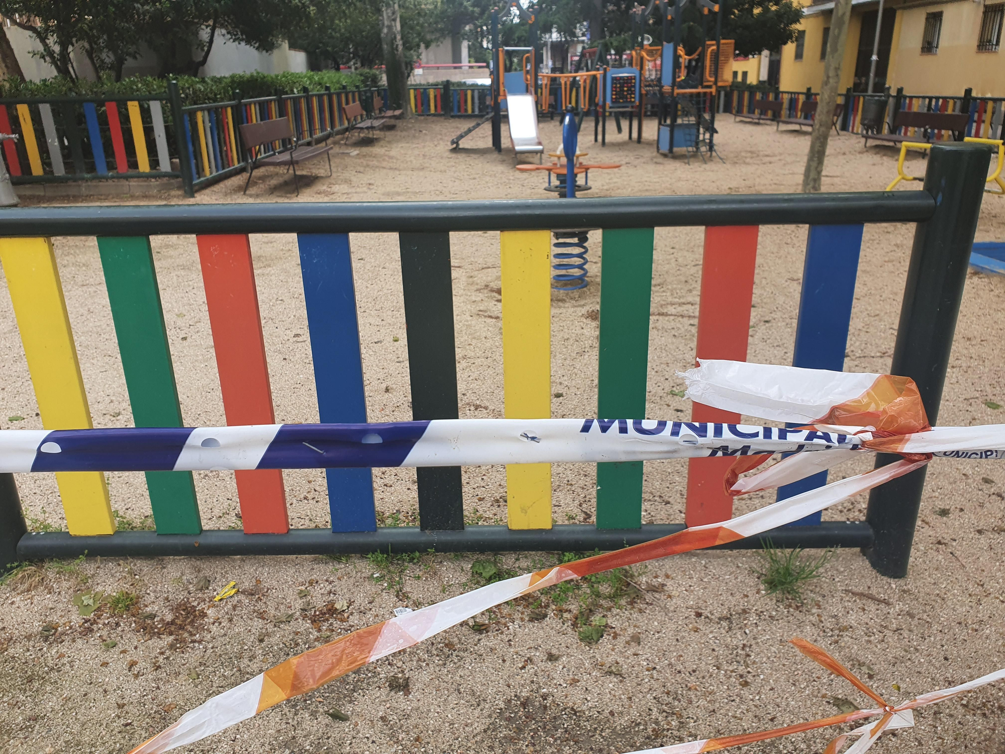Un parque infantil en Madrid clausurado durante el confinamiento, en abril de 2020