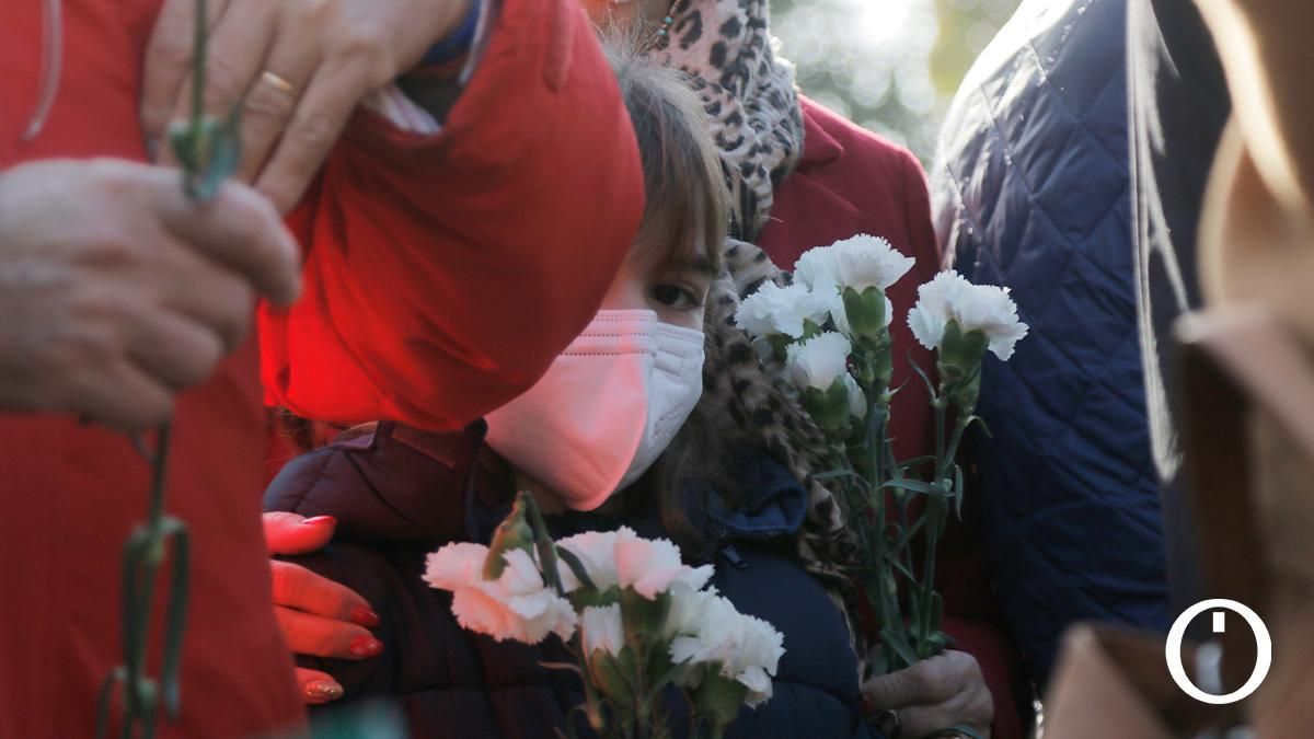Ofrenda floral en recuerdo de María de los Ángeles García y María Soledad Muñoz