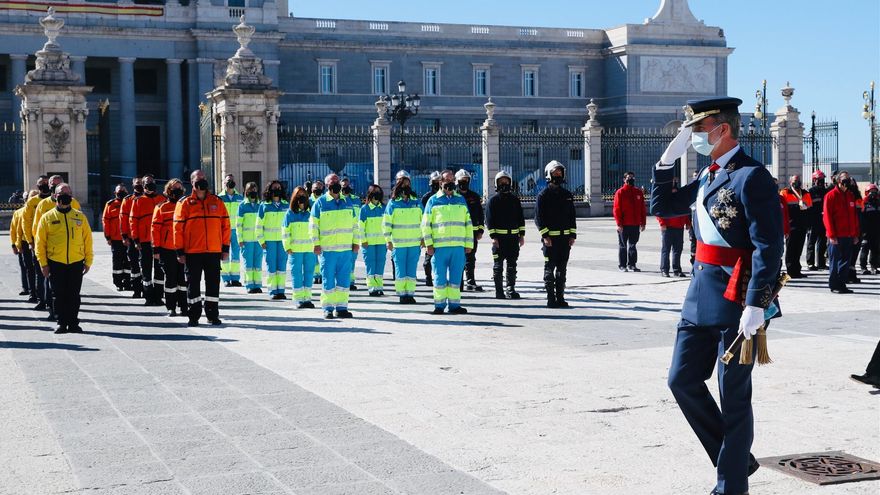 El rey Felipe saluda a los trabajadores sanitarios durante el acto del 12 de octubre.