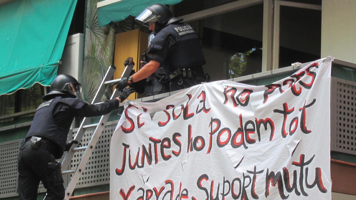 Policías trabajando en un desahucio / EUROPA PRESS