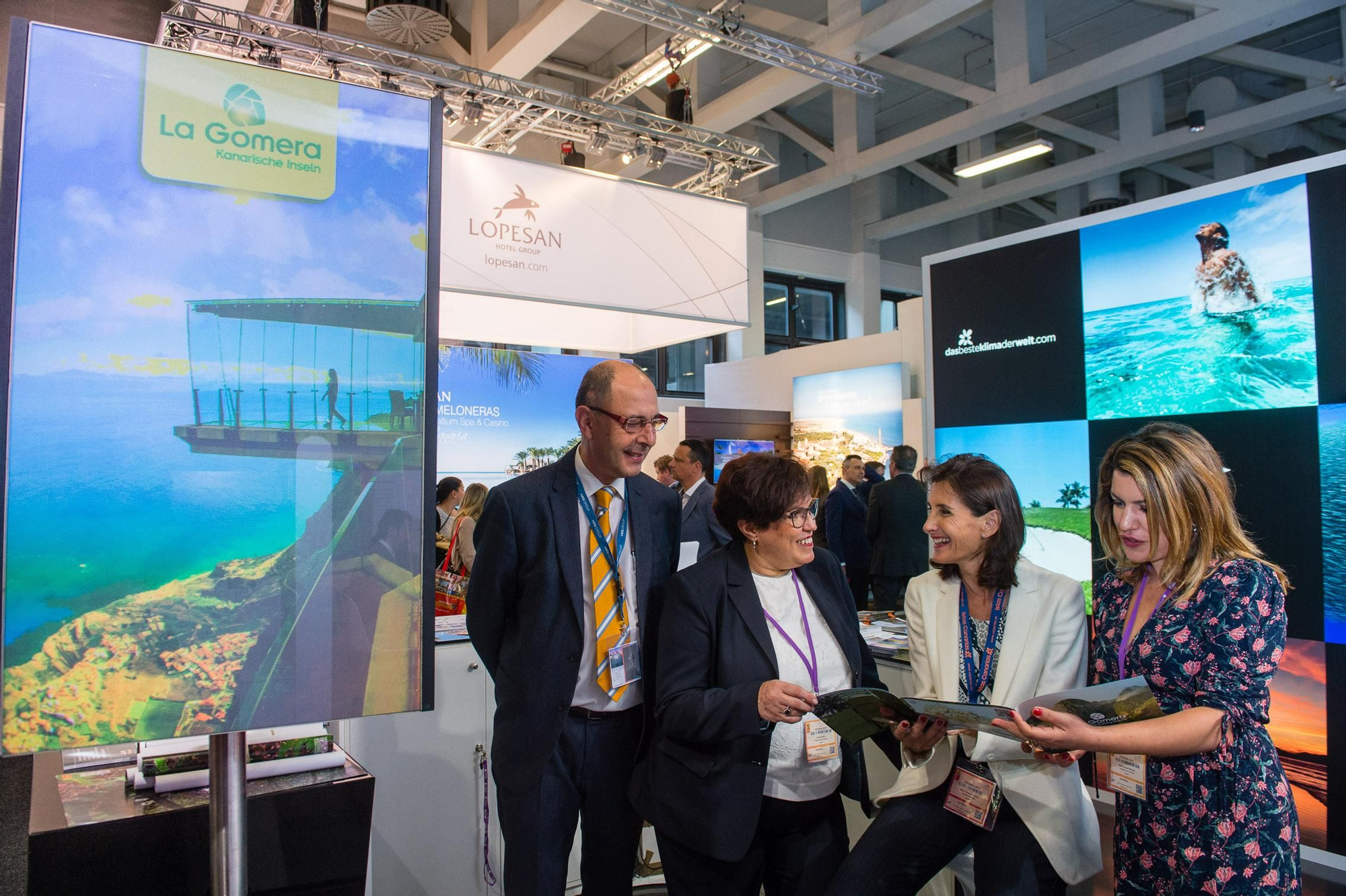 María Teresa Lorenzo, con representantes de la industria turística canaria en la ITB