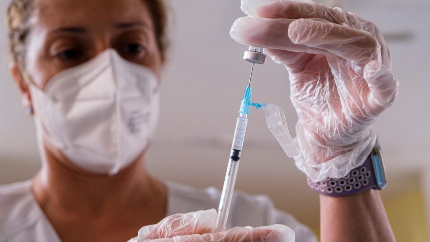 Una enfermera prepara una jeringuilla con la vacuna contra la covid-19. Este lunes el Servicio Canario de Salud ha comenzado a vacunar al personal sanitario de Gran Canaria, concretamente ha sido en el centro de salud de Escaleritas, en Las Palmas de Gran Canaria. EFE/Ángel Medina G.