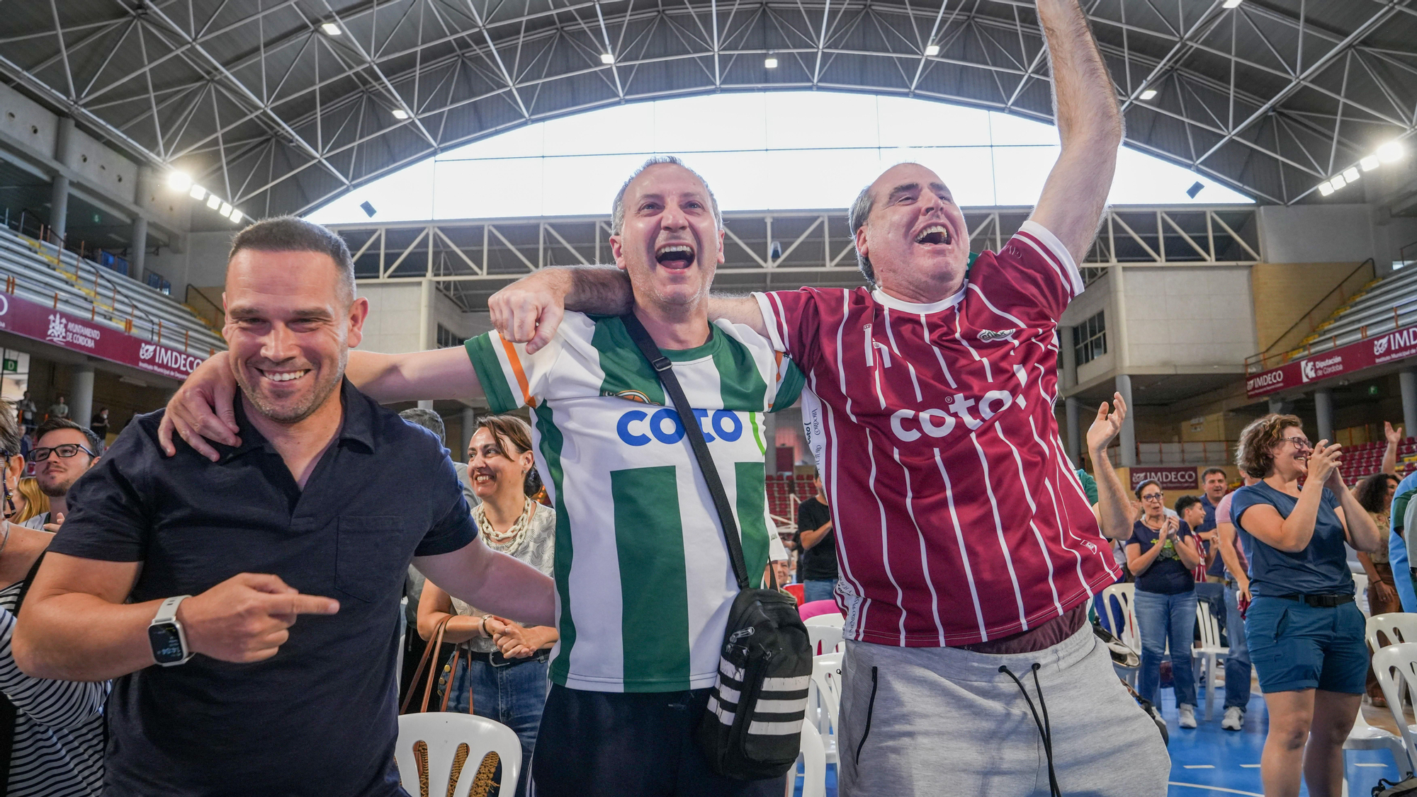 Aficionados del Coto Córdoba celebran frente a la pantalla gigante el ascenso de categoría