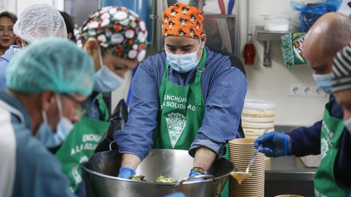 Preparación de los menús solidarios de Cocinillas CCF