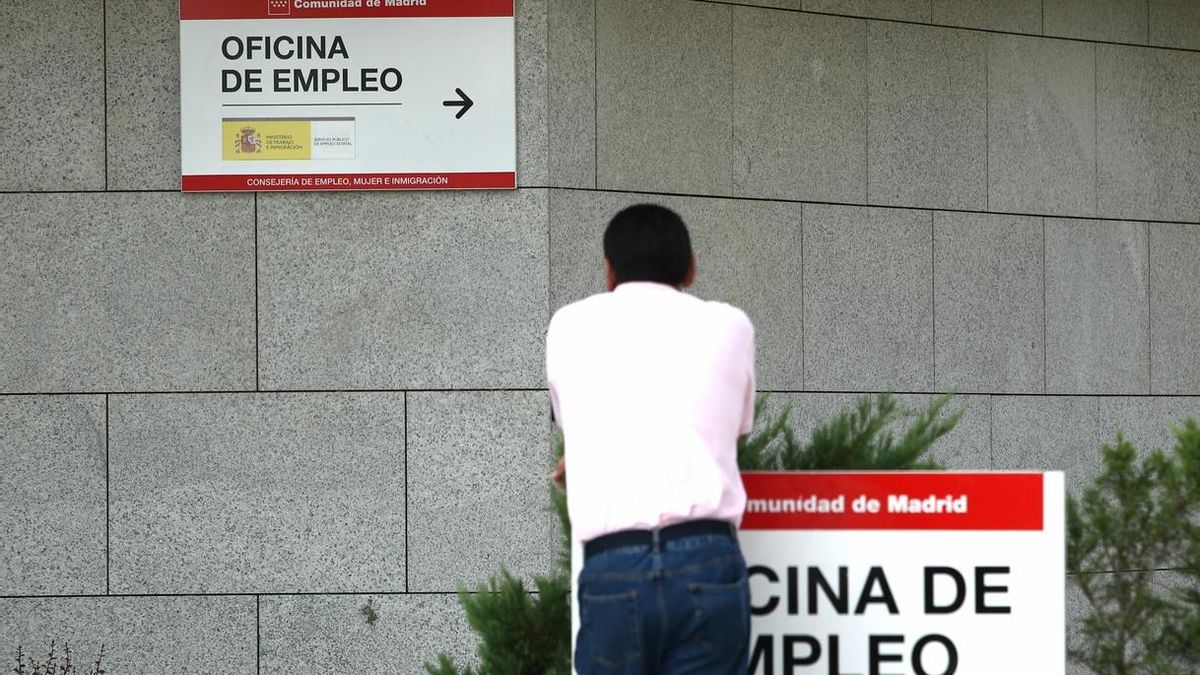 El paro de muy larga duración se dispara un 22,5% en 2013 y la intermediación del SPEE sube al 2%
