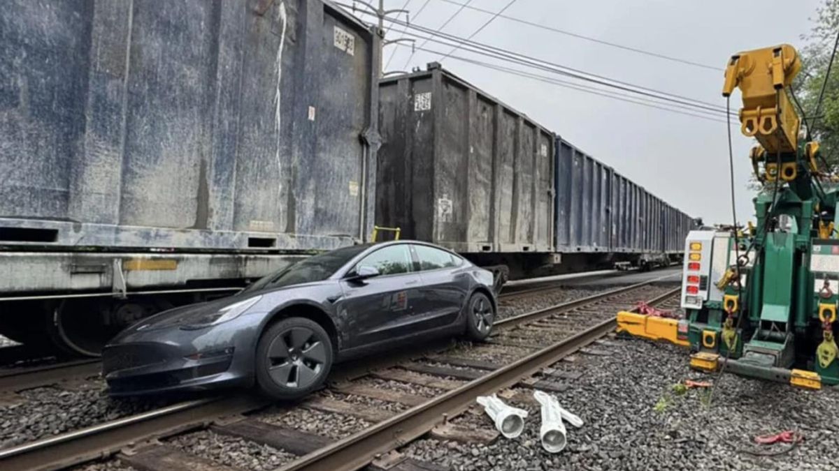 Tesla's Full Self-Driving Fails at Rail Crossings
