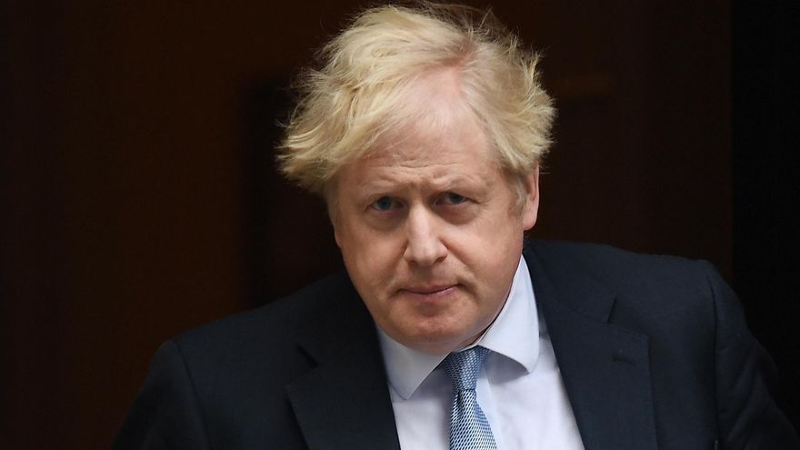 El primer ministro británico, Boris Johnson, anunciará este lunes el fin de todas las "restricciones legales" que seguían en vigor contra la covid-19, incluida la obligación de aislarse para los contagiados, como parte de su plan para "convivir con el coronavirus".EFE/EPA/ANDY RAIN