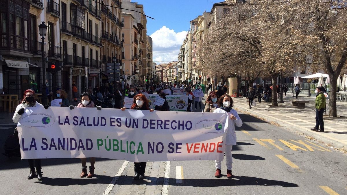 Centenares de personas convocadas por Marea Blanca protestan en Andalucía contra los "recortes" en la sanidad pública