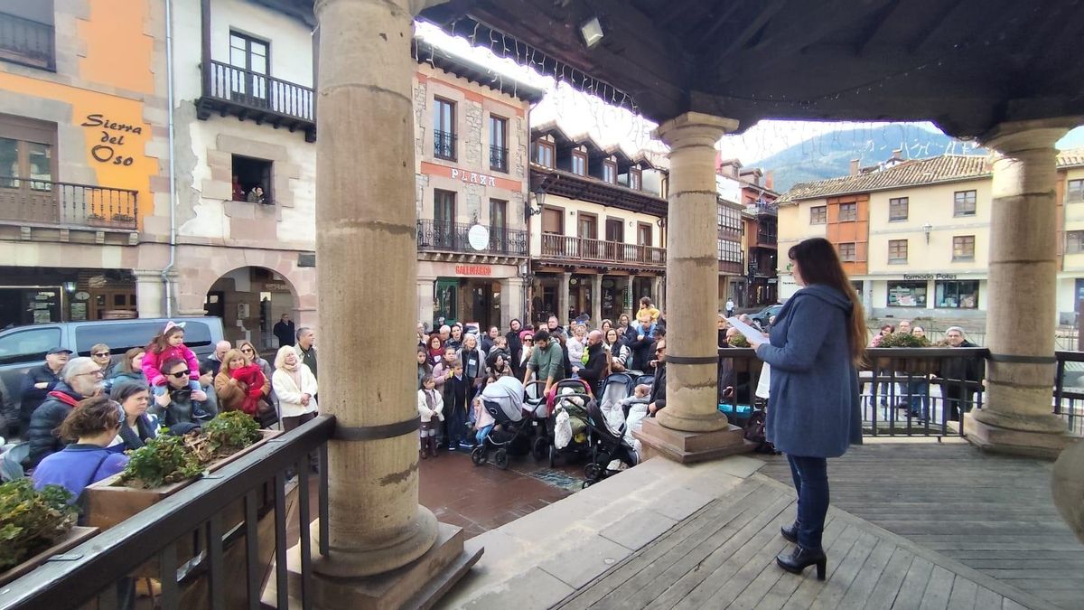 Familias protestan en Potes para pedir estabilidad en el servicio de la pediatra de Liébana