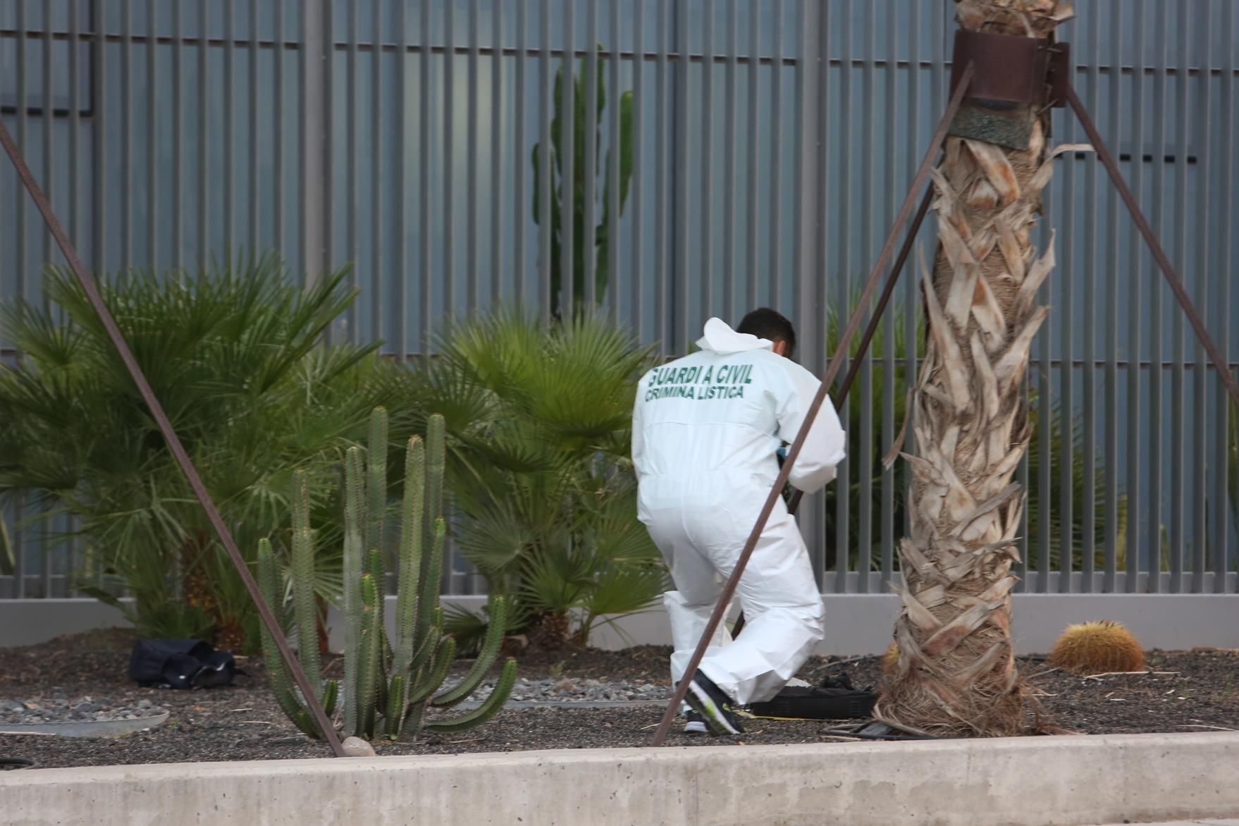 La Guardia Civil detona una mochila y un maletín abandonados junto al cuartel de Vecindario (Alejandro Ramos)