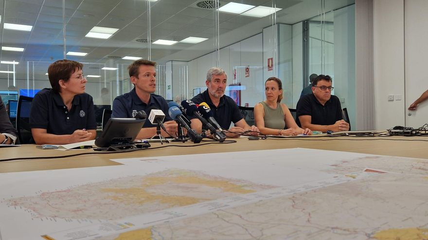 El presidente del Gobierno de Canarias y la presidenta del Cabildo durante la rueda de prensa para informar de la evolución del incendio de Tenerife.