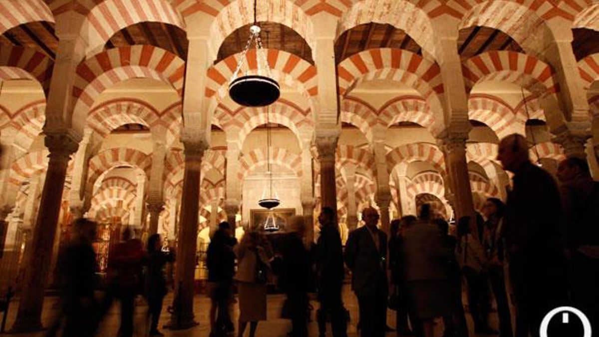 Un grupo de visitantes, en el interior de la Mezquita-Catedral