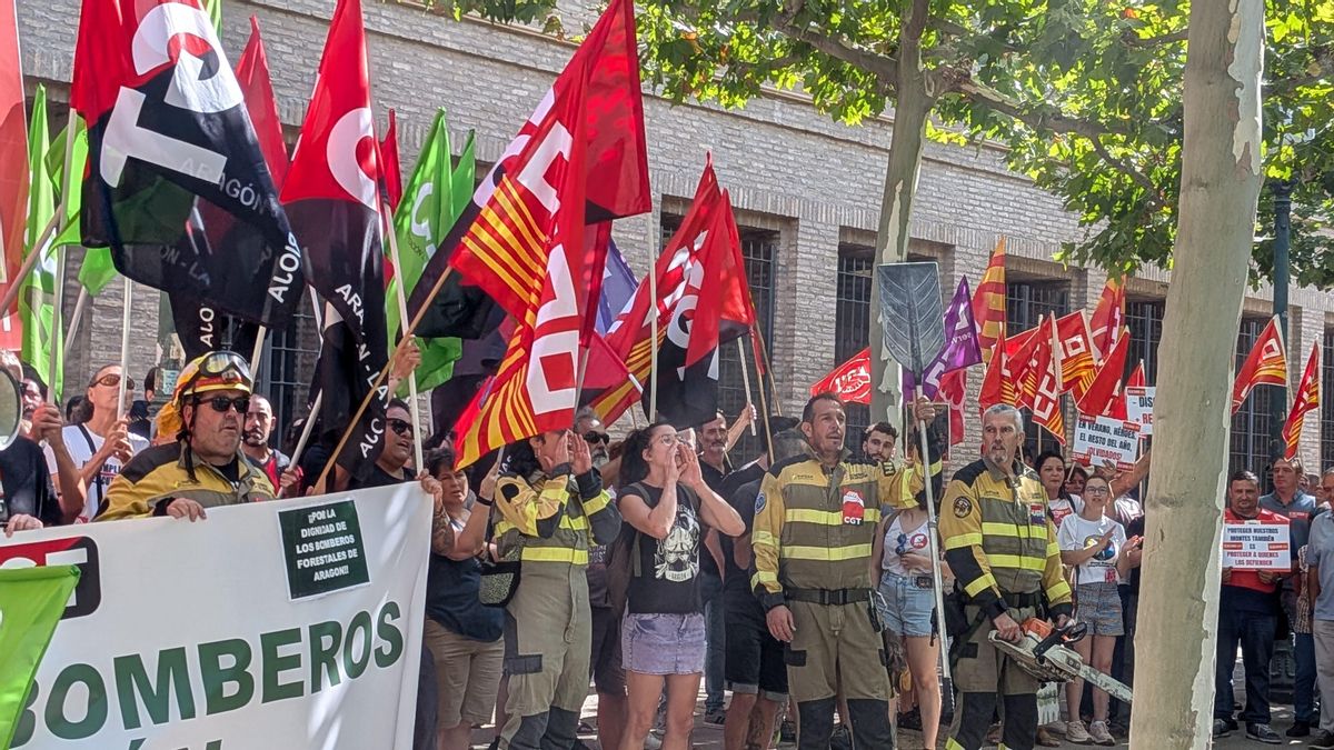 Protesta de los bomberos forestales a las puertas del Gobierno de Aragón