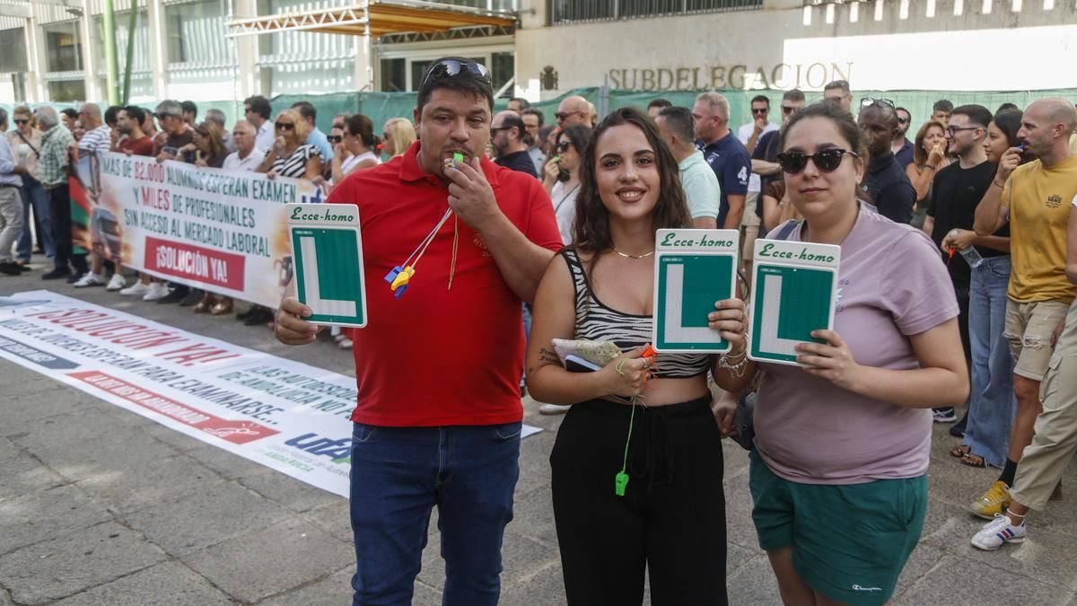 Las autoescuelas se concentran por la situación del servicio de exámenes de la Dirección General de Tráfico